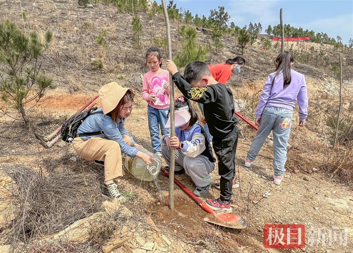 下載家長端，解鎖全新孩子教育方式